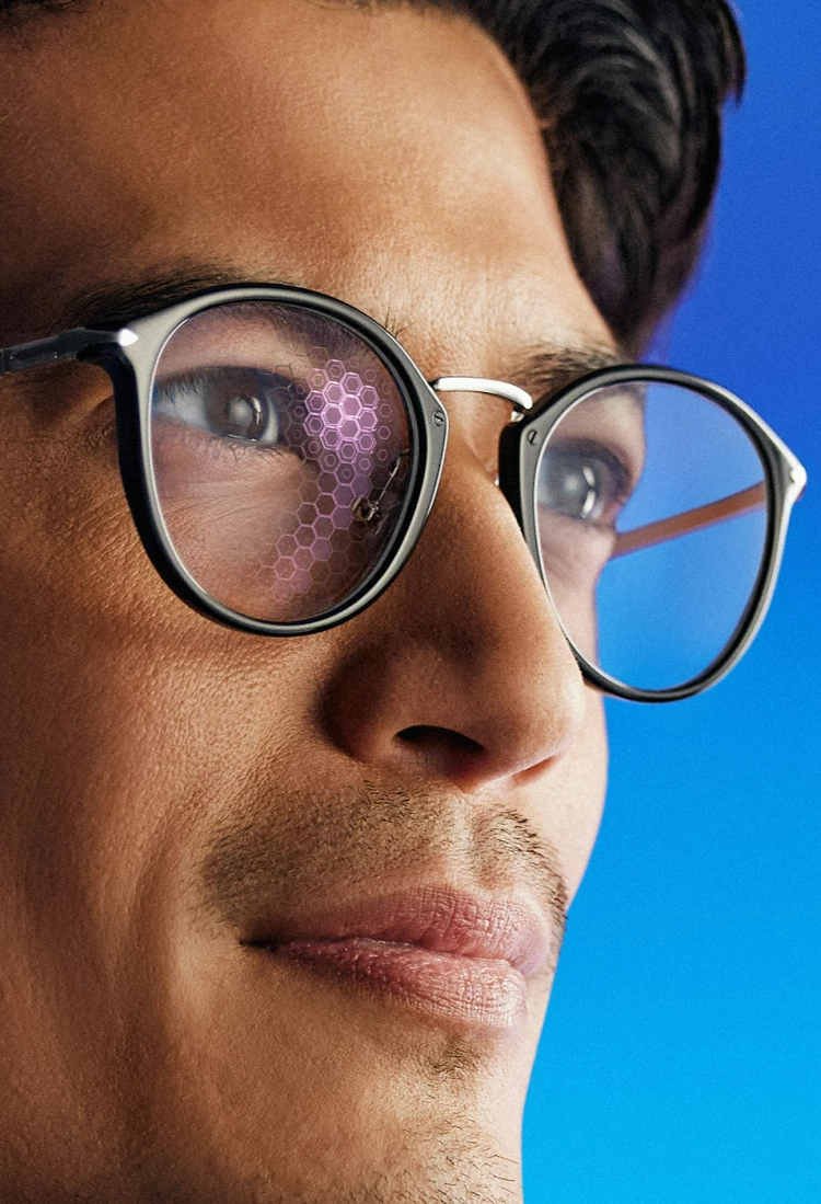 Detalhe de lentes Varilux com representação gráfica da tecnologia na campanha oficial