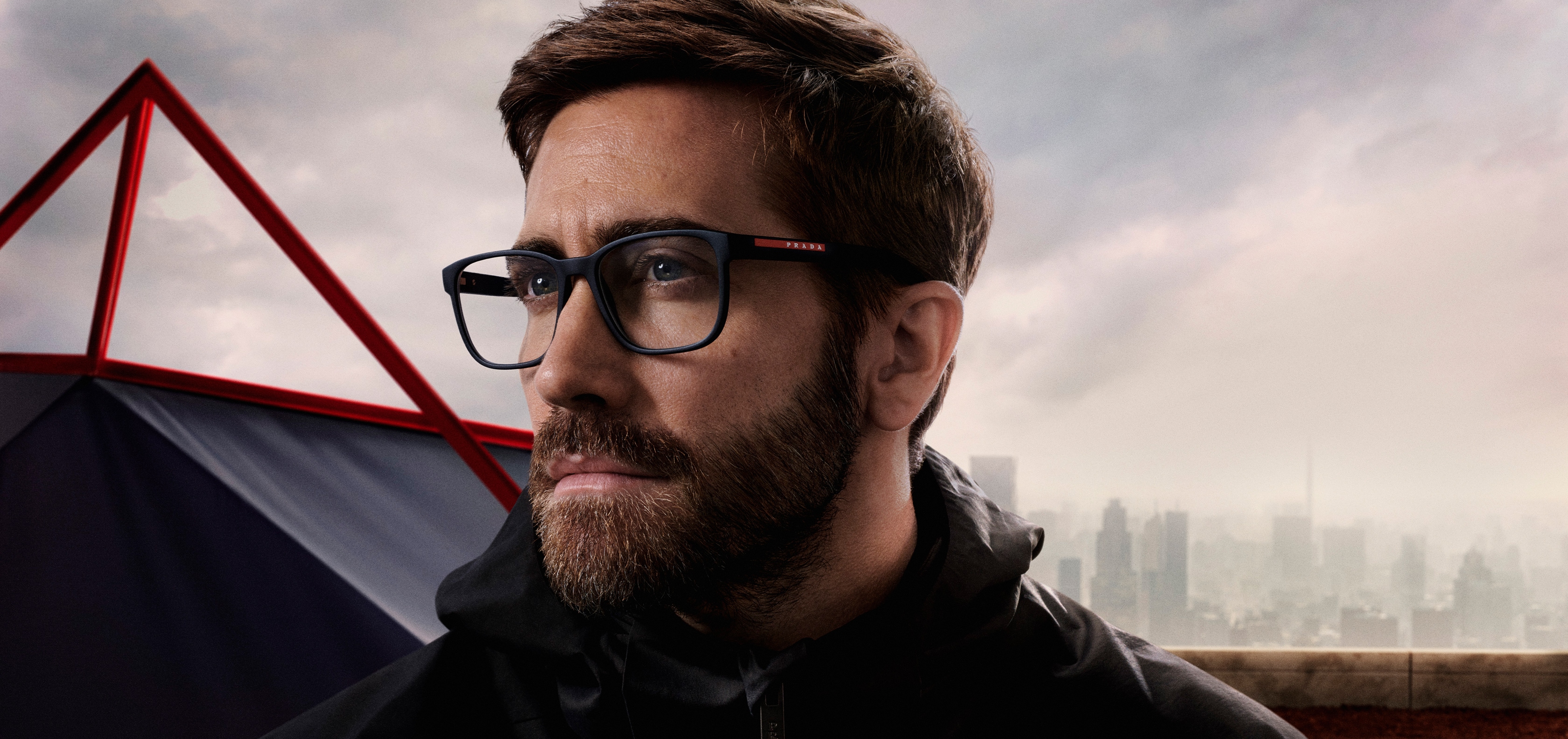 Campanha oficial Prada Linea Rossa com armação de grau preta em destaque