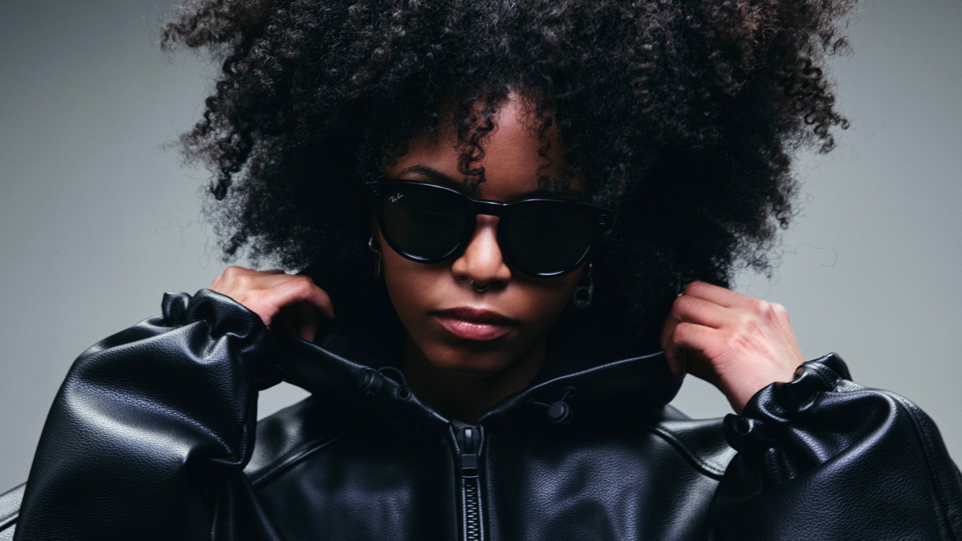 Mulher usando Ray-Ban Meta, com os óculos integrados ao seu estilo