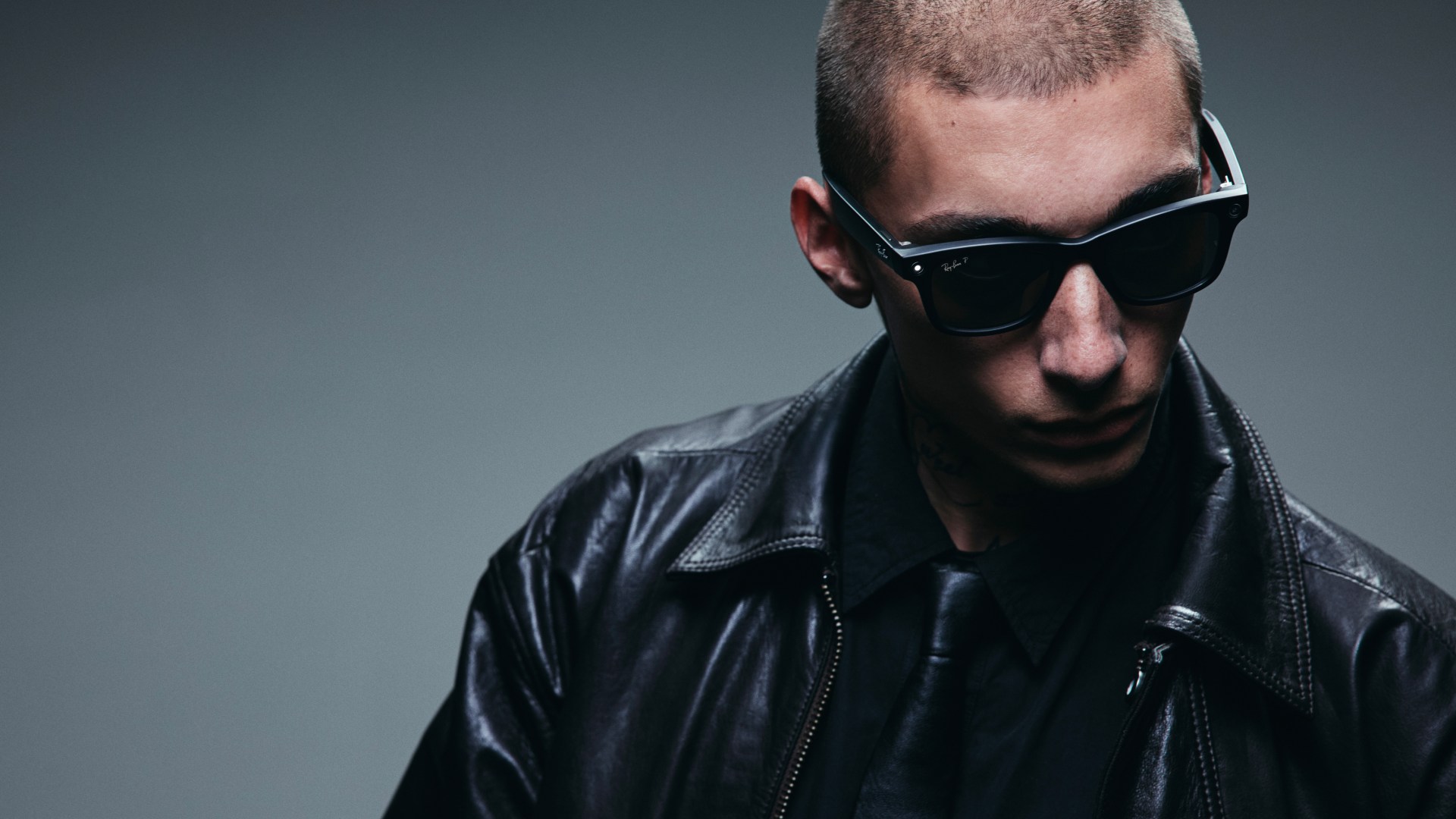 Modelo usando óculos Ray-Ban Meta pretos em uma fotografia oficial de campanha
