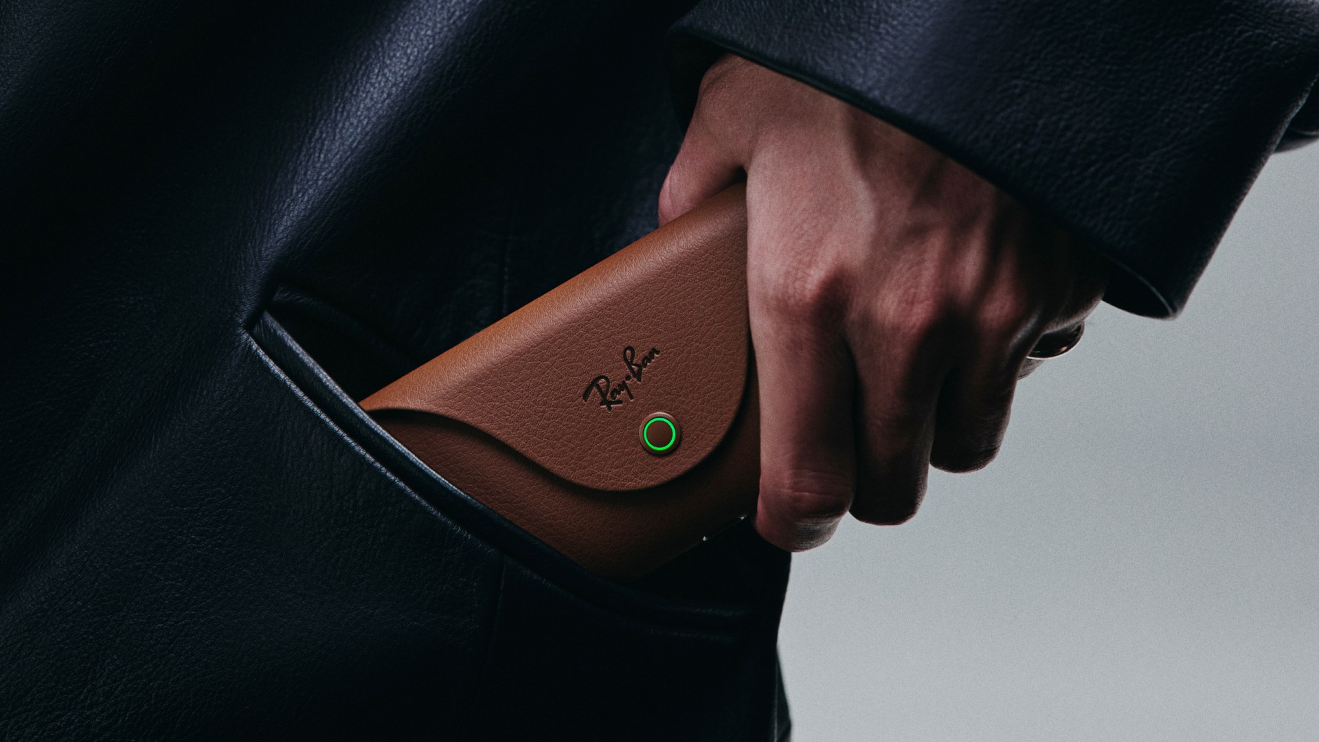 Estojo de carregamento Ray-Ban Meta no bolso de uma jaqueta