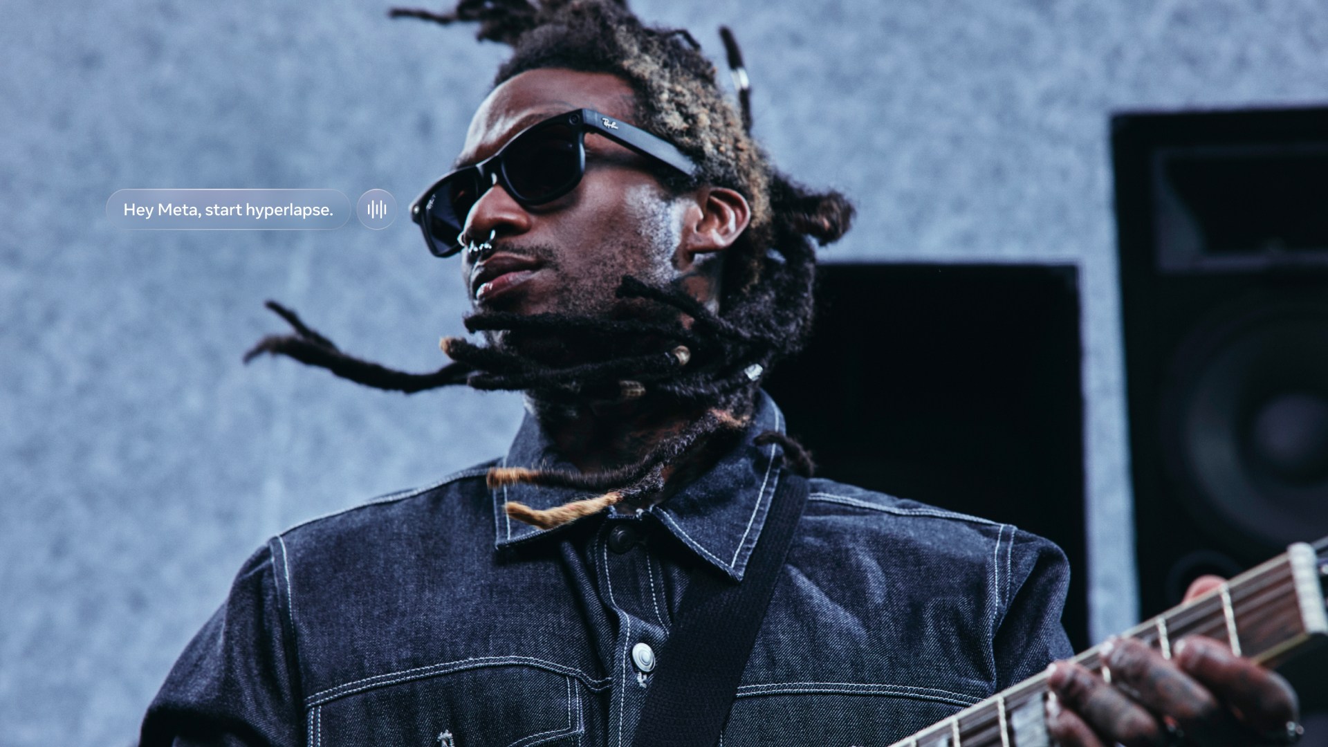 Músico usando óculos Ray-Ban Meta pretos em uma fotografia oficial de campanha